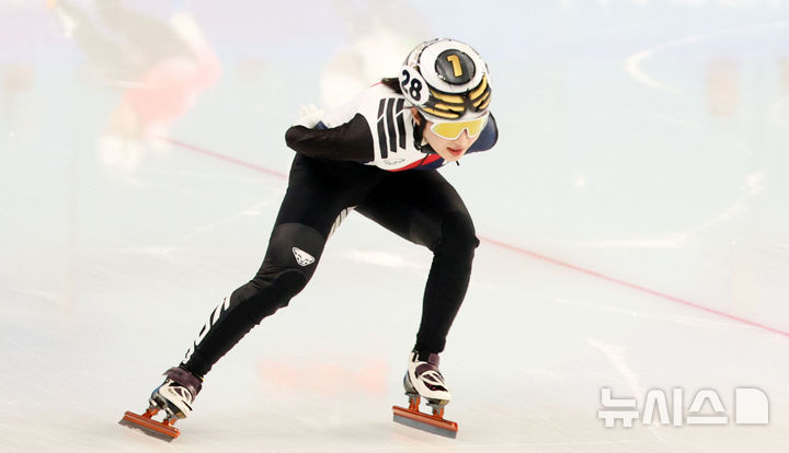 [하얼빈(중국)=뉴시스] 김선웅 기자 = 7일(현지 시간) 중국 하얼빈 헤이룽장 빙상훈련센터에서 열린 2025 하얼빈 동계 아시안게임 쇼트트랙 여자 1500m 준준결승에 출전한 김길리가 질주하고 있다. 2025.02.07. mangusta@newsis.com