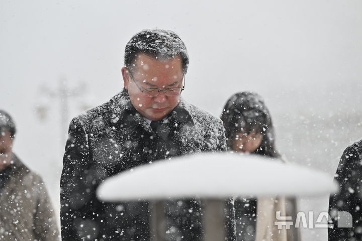 [광주=뉴시스] 이영주 기자 = 김부겸 전 국무총리가 7일 오전 광주 북구 운정동 국립5·18민주묘지를 찾아 추념탑 앞에서 묵념하고 있다. 2025.02.07. leeyj2578@newsis.com