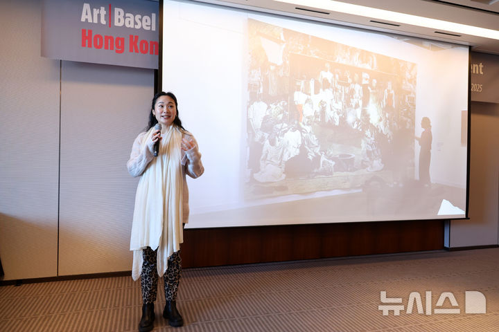 [서울=뉴시스] 박진희 기자 = 엔젤 시양-러(Angel Siyang-Le) 아트 바젤 홍콩(Art Basel Hong-Kong) 디렉터가 7일 서울 중구 신라호텔에서 아트바젤 홍콩 에디션 참여 갤러리 라인업을 발표하고 있다. 세계 최고의 아트 페어 아트 바젤(Art Basel)은 오는 3월 28일부터 30일까지 홍콩 전시컨벤션 센터(HKCEC)에서 개최될 예정이다. 2025.02.07. pak7130@newsis.com