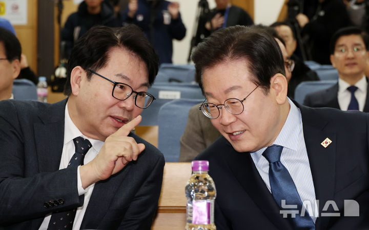 [서울=뉴시스] 조성우 기자 = 이재명(오른쪽) 더불어민주당 대표가 7일 오전 서울 여의도 국회에서 열린 정책 소통 플랫폼 '모두의 질문Q' 출범식에서 이한주 민주연구원장과 대화하고 있다. 2025.02.07. xconfind@newsis.com