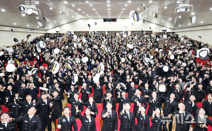 [부산=뉴시스] 하경민 기자 = 7일 오전 부산 영도구 한국해양대학교 대강당에서 열린 '해사대학 2024학년도 전기 학위수여식'에 참석한 졸업생 420여 명이 정복에 착용하는 모자를 던지며 졸업을 자축하고 있다. 한국해양대는 상선 등에 승선해 병역의무를 이행하는 승선근무예비역 병역제도 때문에 매년 해사대학과 일반대학으로 구분해 학위수여식을 따로 진행하고 있다. 2025.02.07. yulnetphoto@newsis.com