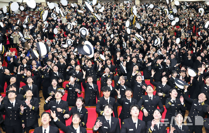 [부산=뉴시스] 하경민 기자 = 7일 오전 부산 영도구 한국해양대학교 대강당에서 열린 '해사대학 2024학년도 전기 학위수여식'에 참석한 졸업생 420여 명이 정복에 착용하는 모자를 던지며 졸업을 자축하고 있다. 한국해양대는 상선 등에 승선해 병역의무를 이행하는 승선근무예비역 병역제도 때문에 매년 해사대학과 일반대학으로 구분해 학위수여식을 따로 진행하고 있다. 2025.02.07. yulnetphoto@newsis.com