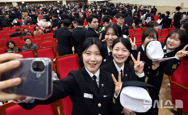 [부산=뉴시스] 하경민 기자 = 7일 오전 부산 영도구 한국해양대학교 대강당에서 열린 '해사대학 2024학년도 전기 학위수여식'에 참석한 졸업생들이 기념사진을 찍고 있다. 한국해양대는 상선 등에 승선해 병역의무를 이행하는 승선근무예비역 병역제도 때문에 매년 해사대학과 일반대학으로 구분해 학위수여식을 따로 진행하고 있다. 2025.02.07. yulnetphoto@newsis.com