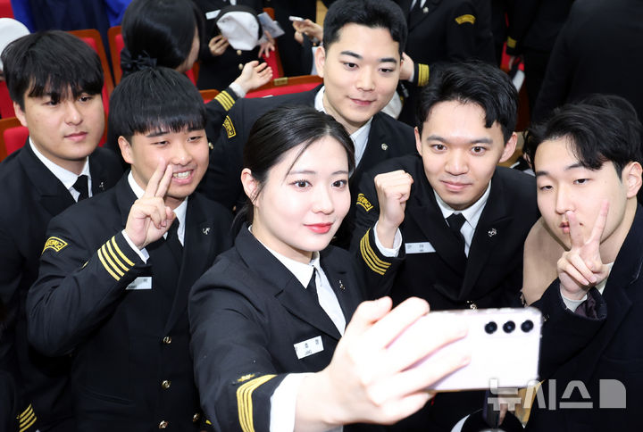 [부산=뉴시스] 하경민 기자 = 7일 오전 부산 영도구 한국해양대학교 대강당에서 열린 '해사대학 2024학년도 전기 학위수여식'에 참석한 졸업생들이 기념사진을 찍고 있다. 한국해양대는 상선 등에 승선해 병역의무를 이행하는 승선근무예비역 병역제도 때문에 매년 해사대학과 일반대학으로 구분해 학위수여식을 따로 진행하고 있다. 2025.02.07. yulnetphoto@newsis.com