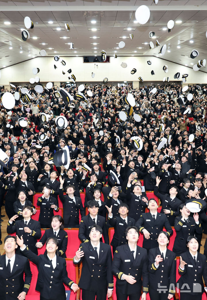 [부산=뉴시스] 하경민 기자 = 7일 오전 부산 영도구 한국해양대학교 대강당에서 열린 '해사대학 2024학년도 전기 학위수여식'에 참석한 졸업생 420여 명이 정복에 착용하는 모자를 던지며 졸업을 자축하고 있다. 한국해양대는 상선 등에 승선해 병역의무를 이행하는 승선근무예비역 병역제도 때문에 매년 해사대학과 일반대학으로 구분해 학위수여식을 따로 진행하고 있다. 2025.02.07. yulnetphoto@newsis.com