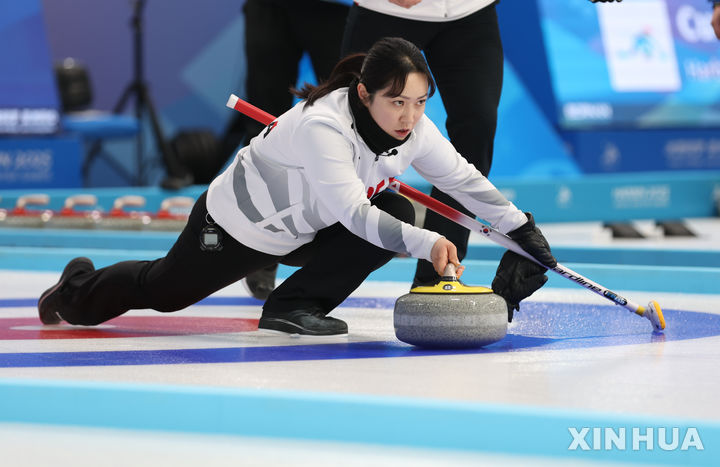 [하얼빈/신화=뉴시스] 컬링 믹스더블 국가대표 김경애가 7일(한국 시간) 중국 하얼빈 핑팡 컬링 아레나에서 열린 2025 하얼빈 동계아시안게임 컬링 혼성 믹스더블 4강 결정전에서 홍콩과 경기를 펼치고 있다. 2025.02.07.
