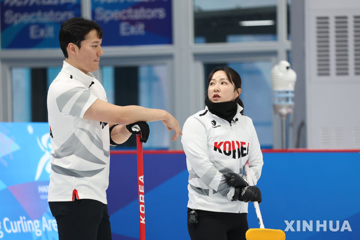 [하얼빈/신화=뉴시스] 컬링 믹스더블 국가대표 김경애(오른쪽)-성지훈이 7일(한국 시간) 중국 하얼빈 핑팡 컬링 아레나에서 열린 2025 하얼빈 동계아시안게임 컬링 혼성 믹스더블 4강 결정전에서 홍콩과 경기를 펼치고 있다. 2025.02.07.