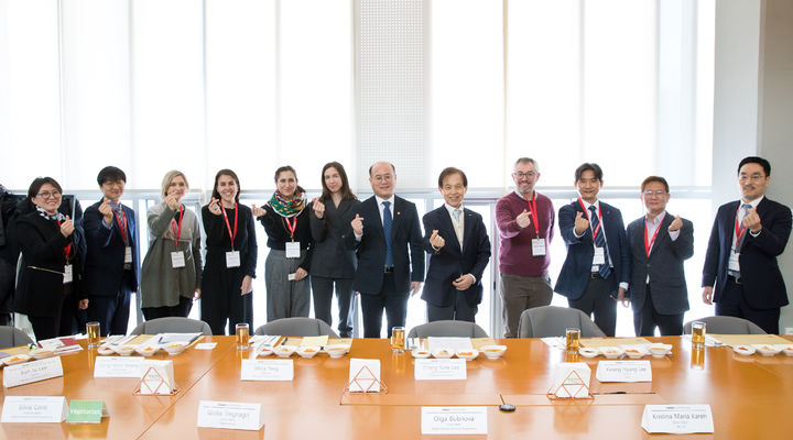 [서울=뉴시스] 이창윤 과학기술정보통신부 제1차관이 2월 7일 오후 대전광역시 유성구 KAIST에서 열린 '국제학술지 네이처 편집위원 간담회' 에서 이광형 KAIST 총장 및 네이처 편집위원들과 기념촬영 하고 있다. (사진=과학기술정보통신부 제공) 2025.03.06. photo@newsis.com *재판매 및 DB 금지