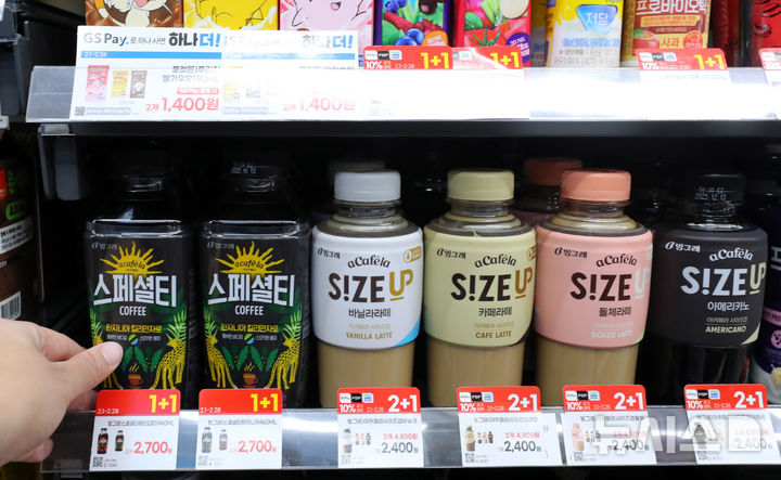 [서울=뉴시스] 김혜진 기자 = 빙그레가 3월부터 커피·과채음료 및 아이스크림 일부 제품의 가격 인상을 추진한다. 서울시내 한 편의점에 커피음료가 진열돼 있다. 2025.02.07. jini@newsis.com