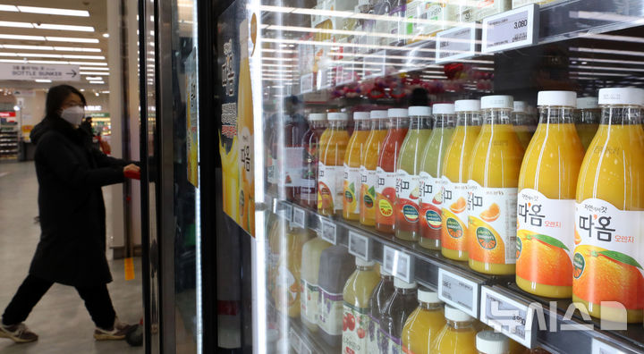 [서울=뉴시스] 김혜진 기자 = 7일 서울시내 한 대형마트에 과채음료가 진열돼 있다. 2025.02.07. jini@newsis.com