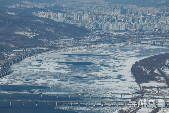 [서울=뉴시스] 김명년 기자 = 한파가 이어진 7일 오전 서울 송파구 롯데월드타워에서 바라본 한강이 얼어있다. 2025.02.07. kmn@newsis.com