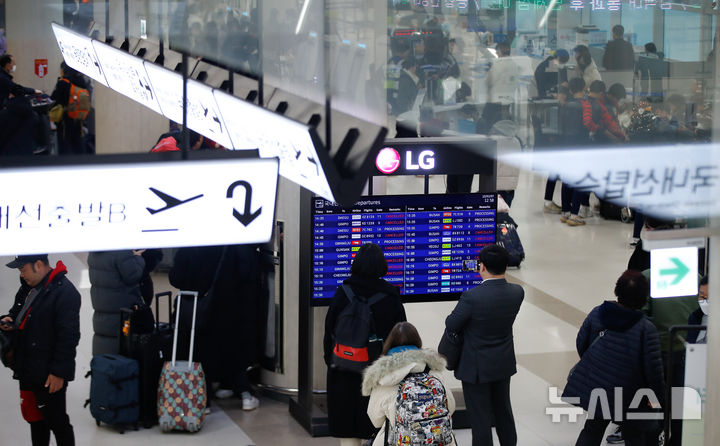 [제주=뉴시스] 우장호 기자 = 제주지역에 강풍특보가 발효된 7일 오후 제주국제공항 대합실 전광판에 항공기 결항 안내가 가득 떠 있다. 기상청에 따르면 이날 제주 북·서부에 강풍경보, 산지·중산간·동·남부에는 각각 강풍주의보가 내려져 있으며 강한 바람은 8일 오후까지 지속될 것으로 예보됐다. 2025.02.07. woo1223@newsis.com