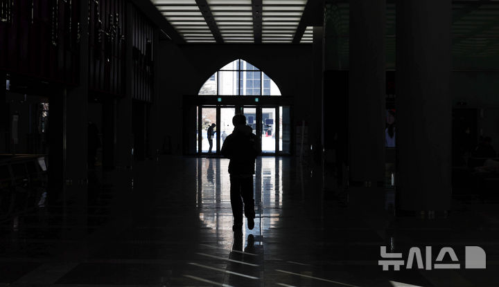 [서울=뉴시스] 추상철 기자 = 6일 오후 서울 성북구 고려대학교에서 학생이 건물 로비를 지나고 있다.&nbsp; 전국 100여 개 대학이 등록금을 인상하기로 했으며 주거비, 식비까지 오르며 새학기를 앞둔 대학가 물가 부담이 가중되고 있다. 2025.02.06. scchoo@newsis.com