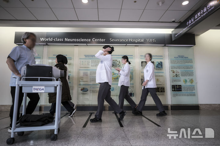[서울=뉴시스] 정병혁 기자 = 7일 서울시내 대학병원에서 의료진이 이동하고 있다. 2025.02.07. jhope@newsis.com