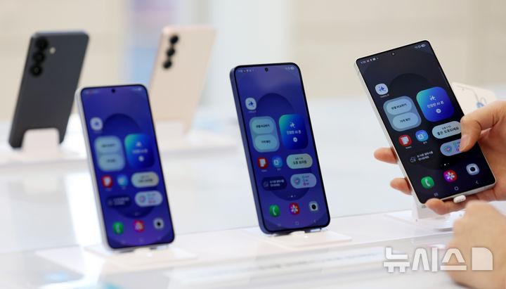 [서울=뉴시스] 김진아 기자 = 삼성전자는 7일부터 갤럭시 S25 시리즈를 전 세계 주요 국가에서 출시한다고 밝혔다. 갤럭시 S25 시리즈는 한국, 미국, 영국, 인도, 태국 등을 시작으로 전 세계 120여개국에 순차 출시된다. 갤럭시 S25 시리즈 출시에 맞춰 구글 제미나이를 사용할 수 있는 언어가 총 46개로 확대된다. 사진은 7일 서울 서초구 삼성 강남 매장에서 시민들이 제품을 체험하고 있다. 2025.02.07. bluesoda@newsis.com