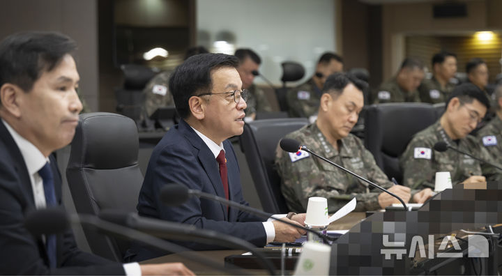 [서울=뉴시스] 조수정 기자 = 최상목 대통령 권한대행 부총리 겸 기획재정부 장관이 7일 오전 서울 용산구 합동참모본부 지휘통제실을 방문해 김선호 국방부장관 직무대행, 김명수 합동참모의장, 육·해·공군 참모총장, 연합사부사령관 및 해병대사령관 등이 참석한 가운데 열린 회의에서 군사대비태세를 점검하고 있다. (사진=국방부 제공) 2025.02.07. chocrystal@newsis.com