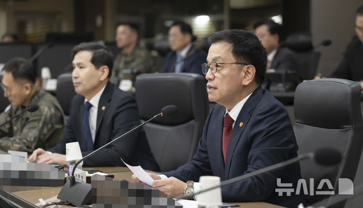 [서울=뉴시스] 조수정 기자 = 최상목 대통령 권한대행 부총리 겸 기획재정부 장관이 7일 오전 서울 용산구 합동참모본부 지휘통제실을 방문해 김선호 국방부장관 직무대행, 김명수 합동참모의장, 육·해·공군 참모총장, 연합사부사령관 및 해병대사령관 등이 참석한 가운데 열린 회의에서 군사대비태세를 점검하고 있다. (사진=국방부 제공) 2025.02.07. chocrystal@newsis.com