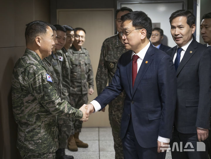 [서울=뉴시스] 조수정 기자 = 최상목 대통령 권한대행 부총리 겸 기획재정부 장관이 군사대비태세 점검차 7일 오전 서울 용산구 합동참모본부 지휘통제실을 방문해 주일석 해병대 사령관과 악수하며 인사를 하고 있다. (사진=국방부 제공) 2025.02.07. chocrystal@newsis.com