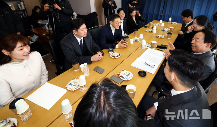 [서울=뉴시스] 박주성 기자 = 1973년생 이하 친한동훈계 모임인 '언더73'이 7일 오후 서울 동작구 김영삼도서관을 찾아 김영삼 전 대통령의 차남인 김현철 김영삼대통령기념재단 이사장과 이야기를 나누고 있다. 왼쪽부터 반시계방향으로 김소희 의원, 류제화 세종시갑 당협위원장, 김상욱 의원, 진종오 의원 ,김예지 의원, 박상수 인천 서구갑 당협위원장, 김준호 전대변인, 김현철김영삼대통령기념재단 이사장, 정혜림 전 부대변인, 신주호 전 부대변인. 2025.02.07. park7691@newsis.com