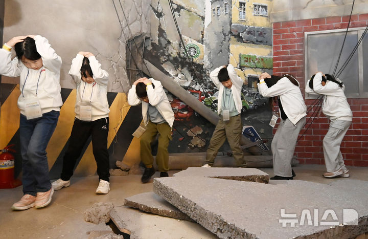 [오산=뉴시스] 김종택 기자 = 지난 2월 7일 경기도 오산시 국민안전체험관을 찾은 어린이들이 지진 대피 체험을 하고 있다. 2025.02.07. jtk@newsis.com