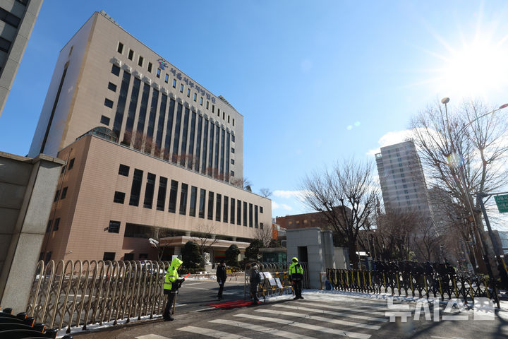 [서울=뉴시스] 김금보 기자 = 7일 오후 서울 마포구 서울서부지방법원에서 삼엄한 경비속에 사람이 드나들고 있다. 서울서부지방법원은 지난 5일부터 재판 방청을 재개하며 정상화를 시작했다. 아직은 방문 목적을 밝힌 이에 한해 청사 부지와 건물 출입을 허용하고, 촬영 취재에 제한을 두는 등 난동 사태 이전 보다 엄격한 출입관리가 이뤄지고 있다. 2025.02.07. kgb@newsis.com
