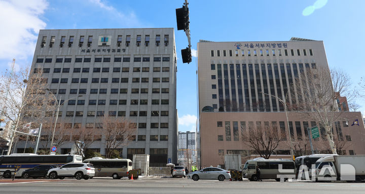 [서울=뉴시스] 김금보 기자 = 7일 오후 서울 마포구 서울서부지방법원에 삼엄한 경비가 이뤄지고 있다. 서울서부지방법원은 지난 5일부터 재판 방청을 재개하며 정상화를 시작했다. 아직은 방문 목적을 밝힌 이에 한해 청사 부지와 건물 출입을 허용하고, 촬영 취재에 제한을 두는 등 난동 사태 이전 보다 엄격한 출입관리가 이뤄지고 있다. 2025.02.07. kgb@newsis.com