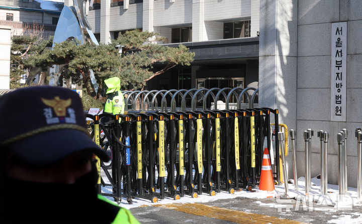 [서울=뉴시스] 김금보 기자 = 지난 7일 오후 서울 마포구 서울서부지방법원에 삼엄한 경비가 이뤄지고 있다. 서울서부지방법원은 지난 5일부터 재판 방청을 재개하며 정상화를 시작했다. 아직은 방문 목적을 밝힌 이에 한해 청사 부지와 건물 출입을 허용하고, 촬영 취재에 제한을 두는 등 난동 사태 이전 보다 엄격한 출입관리가 이뤄지고 있다. 2025.02.07. kgb@newsis.com