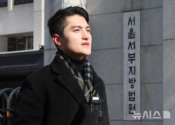 [서울=뉴시스] 김금보 기자 = 지난해 서울 은평구의 한 아파트 단지에서 일본도를 휘둘러 이웃 주민을 살해한 혐의로 재판에 넘겨진 백모(37)씨에 대한 1심 선고일인 7일 오후 서울 마포구 서울서부지방법원에서 유족 측 변호인이 재판에 출석에 앞서 취재진 질문에 답하고 있다. 2025.02.07. kgb@newsis.com