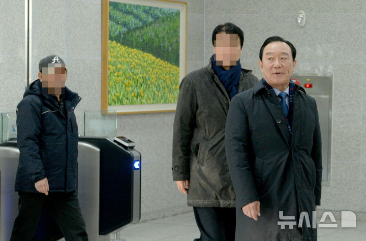 [울산=뉴시스] 배병수 기자 = 송철호 전 울산시장이 지난 7일 울산지방법원에서 열린 사전뇌물수수 및 정치자금법 위반 사건 1심 공판에서 무죄를 선고를 받은 뒤 법원을 나서고 있다. 2025.02.07. bbs@newsis.com