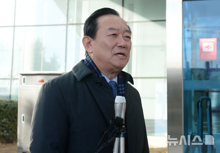 [울산=뉴시스] 배병수 기자 = 송철호 전 울산시장이 7일 오후 울산지방법원에서 열린 사전뇌물수수 및 정치자금법 위반 혐의 관련 1심 선고 공판에서 무죄를 선고받은 뒤 취재진과 만나 입장을 밝히고 있다. 2025.02.07. bbs@newsis.com