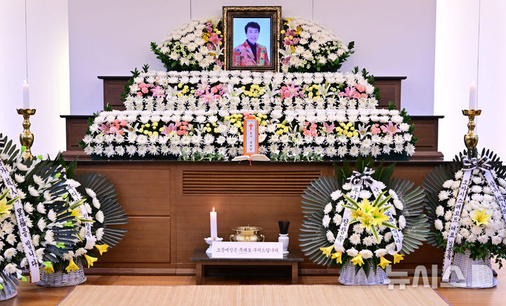 [서울=뉴시스] 사진공동취재단 = 7일 서울 종로구 서울대학교병원 장례식장에 고 송대관의 빈소가 마련되어 있다. 입관은 오는 8일 오후 1시 30분, 발인은 9일 오전 11시다. 장지는 서울추모공원이다. 2025.02.07. photo@newsis.com