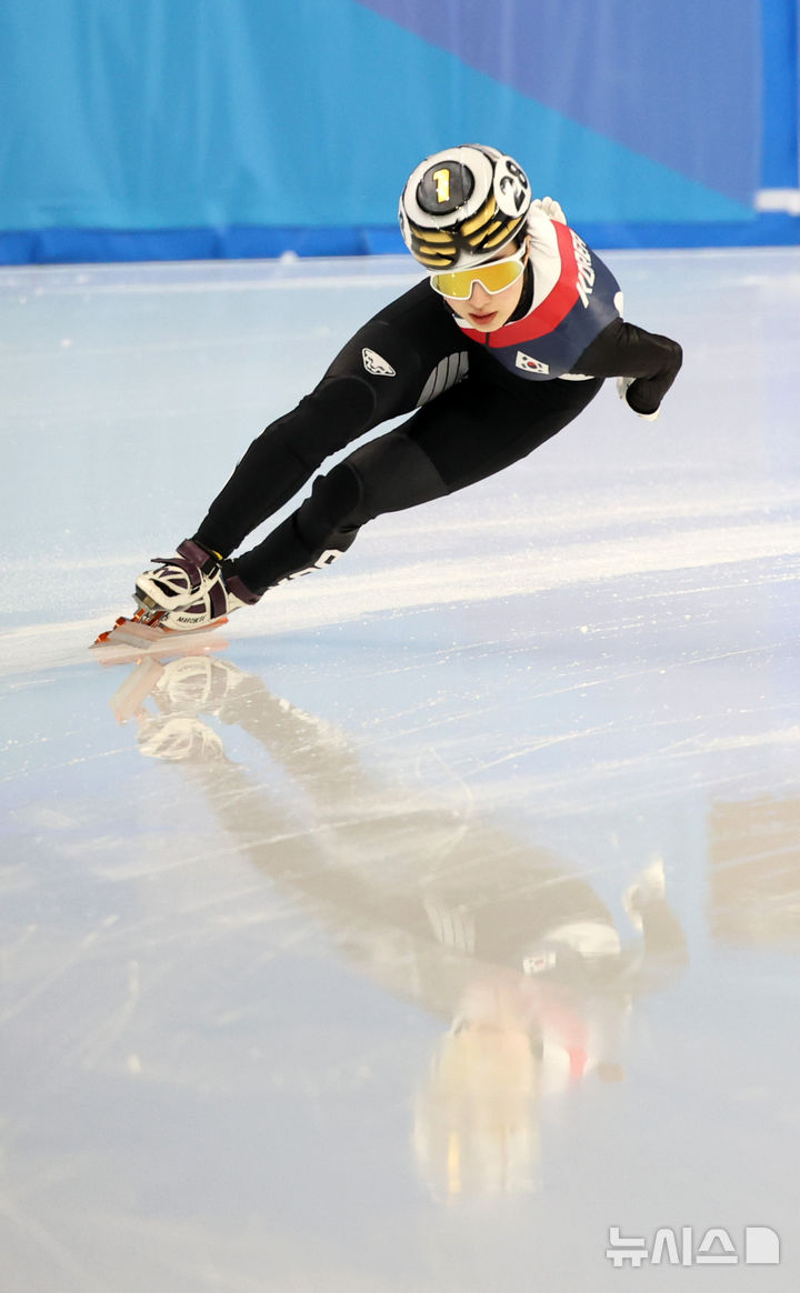 [하얼빈(중국)=뉴시스] 김선웅 기자 = 7일(현지 시간) 중국 하얼빈 헤이룽장 빙상훈련센터에서 열린 2025 하얼빈 동계 아시안게임 쇼트트랙 혼성 2000m 계주 준결승 경기에서 김길리가 질주하고 있다. 2025.02.07. mangusta@newsis.com