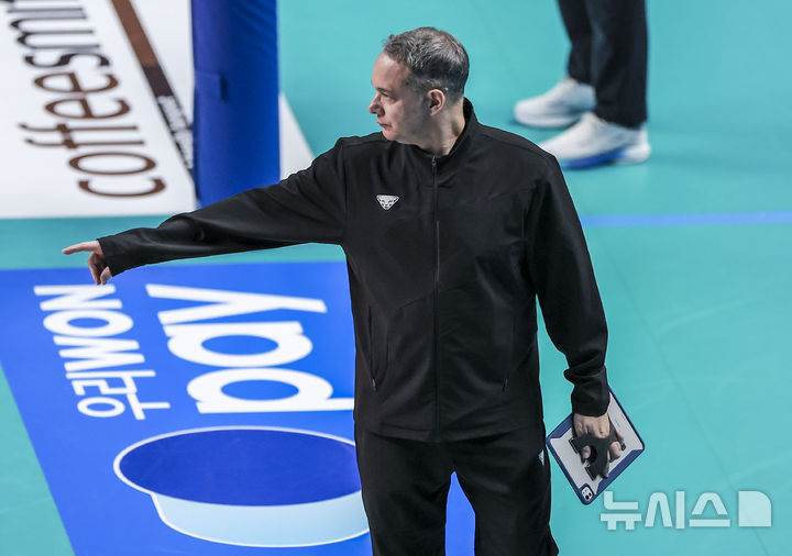[서울=뉴시스] 정병혁 기자 = 지난 7일 서울 중구 장충체육관에서 열린 2024-2025 V-리그 남자부 우리카드 우리WON과 대한항공 점보스의 경기, 우리카드 마우리시오 파에스 감독이 지시를 내리고 있다. 2025.02.07. jhope@newsis.com