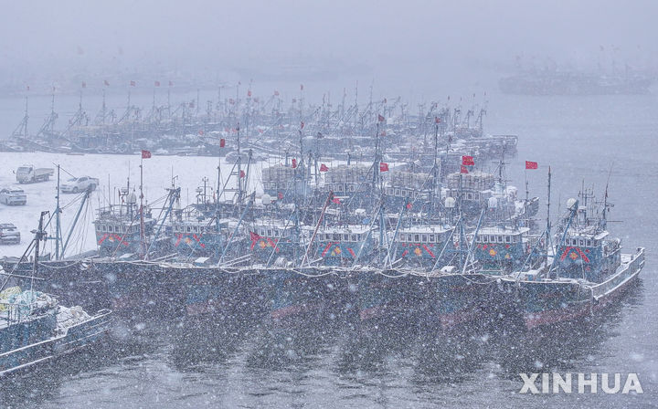 [룽청(중국 산둥성=신화/뉴시스]중국 동부 산둥(山東)성 룽청(榮成)항에 지난 2월7일 강풍을 피해 어선들이 정박해 있다. 베이징, 톈진(天津), 허베이(河北)성 등 중국 북부에 11일부터 13일 밤까지 시속 150㎞에 이르는 강풍과 폭우가 예보되면서 중국 기상 당국은 학교 수업을 중단하고 근로자들에게 서둘러 귀가하라고 권고하는 한편 모든 야외행사들을 취소하는 등 공공 안전 확보를 위한 조치에 나섰다고 BBC가 11일 보도했다. 2025.04.11.