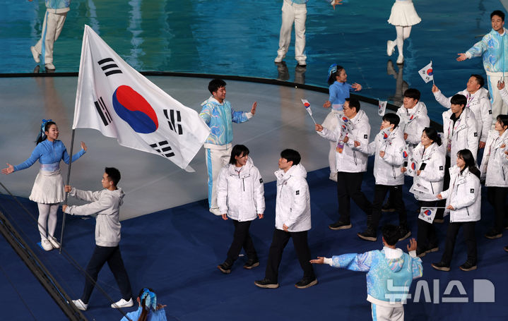 [하얼빈(중국)=뉴시스] 김선웅 기자 = 7일(현지 시간) 중국 하얼빈 국제 컨벤션 전시 스포츠센터에서 열린 2025 하얼빈 동계 아시안게임 개막식에서 대한민국 선수단이 입장하고 있다. 2025.02.07. mangusta@newsis.com