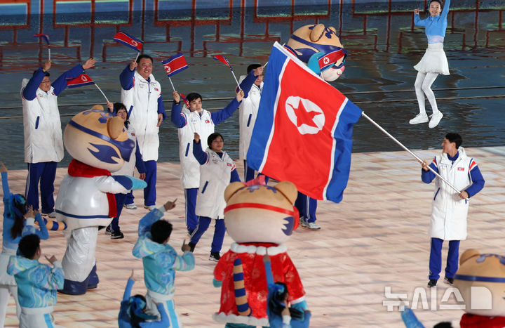 [하얼빈(중국)=뉴시스] 김선웅 기자 = 7일(현지 시간) 중국 하얼빈 국제 컨벤션 전시 스포츠센터에서 열린 2025 하얼빈 동계 아시안게임 개막식에서 북한 선수단이 입장하고 있다. 2025.02.07. mangusta@newsis.com