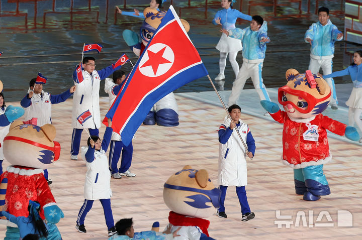 [하얼빈(중국)=뉴시스] 김선웅 기자 = 7일(현지 시간) 중국 하얼빈 국제 컨벤션 전시 스포츠센터에서 열린 2025 하얼빈 동계 아시안게임 개막식에서 북한 선수단이 입장하고 있다. 2025.02.07. mangusta@newsis.com