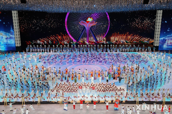 [하얼빈=신화/뉴시스] 7일(현지 시간) 중국 하얼빈 국제 컨벤션 전시 스포츠센터에서 열린 2025 하얼빈 동계 아시안게임 개막식에서 성화 점화 장면이 나오고 있다. 2025.02.07.