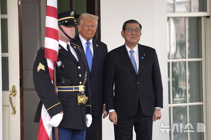 [워싱턴=AP/뉴시스]도널드 트럼프 미국 대통령과 시게루 이시바 일본 총리가 7일(현지 시간) 미국 워싱턴DC 백악관 입구에서 만나 기념촬영하고 있다. 2025.02.08.