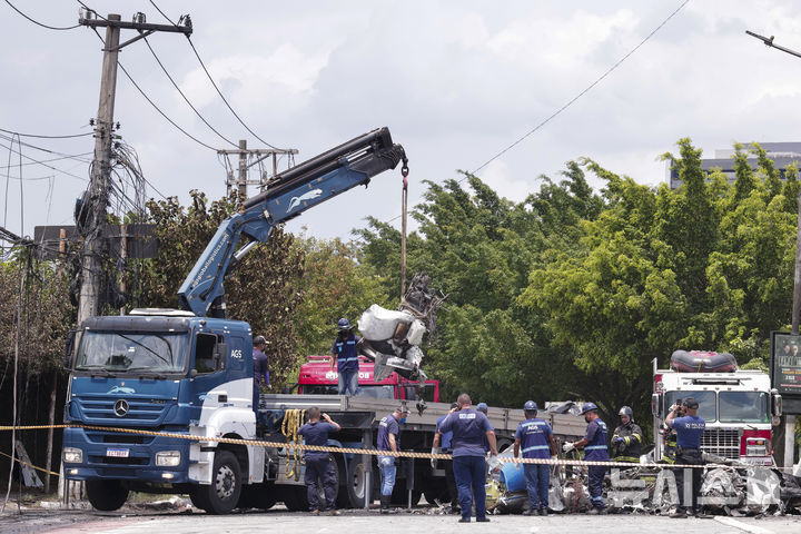 [상파울루( 브라질)=AP/뉴시스] 브라질의 코파카바나 비치 부근 해역에서 12월 27일 경비행기가 바다속으로 추락해 조종사가 사망했다.&nbsp; 사진은 상파울루 시내에서 2025년 2월 7일 최소형 경비행기 한 대가 추락해 항공사고 수사 에방센터(CENIPA) 요원들이 현장에서 경비행기 잔해를 수거하고 있는 장면.&nbsp; 2025. 12. 28.
