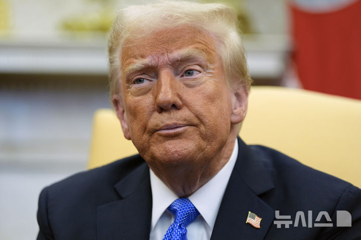 [워싱턴=AP/뉴시스]도널드 트럼프 미국 대통령이 지난 2월 7일(현지 시간) 백악관 집무실에서 이시바 시게루 일본 총리와 회담을 시작하고 있다. 2025.10.06.