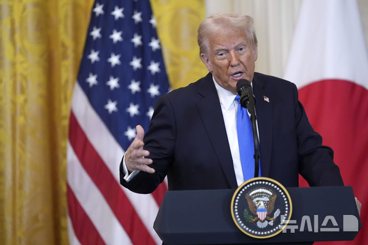 [워싱턴=AP/뉴시스]도널드 트럼프 미국 대통령이 7일(현지 시간) 백악관에서 이시바 총리와 회담한 후 공동기자회견을 열고 발언하고 있다. 2025.02.08.