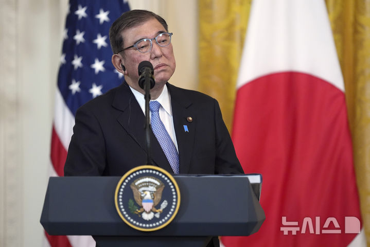 [워싱턴DC=AP/뉴시스]이시바 시게루(石破茂) 일본 총리는 2025회계연도(2025년 4월~2026년 3월) 고교 무상교육 정책을 위한 추가 예산이 약 1000억 엔(약 9670억 원)이라고 밝혔다. 사진은 이시바 총리가 지난 7일(현지 시간) 미국 워싱턴DC 백악관에서 도널드 트럼프 미 대통령과 회담한 후 가진 공동 기자회견에서 트럼프 대통령의 발언을 듣고 있는 모습. 2025.02.27.
