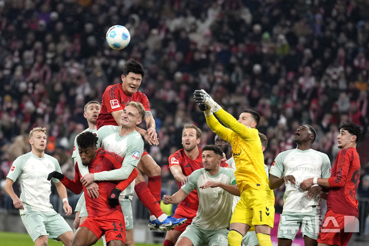 [뮌헨=AP/뉴시스]뮌헨 수비수 김민재가 헤더를 시도하고 있다. 2025.02.07.