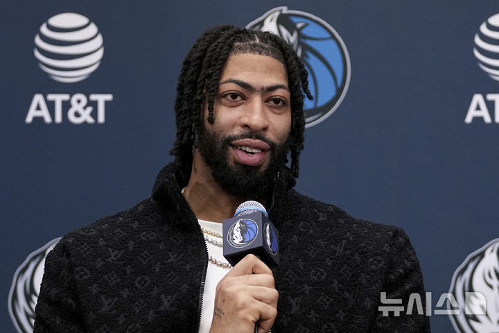 [댈러스=AP/뉴시스] 미국프로농구(NBA) 댈러스 매버릭스에 입단한 앤서니 데이비스. 2025. 2. 7.