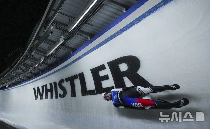 [휘슬러=AP/뉴시스] 한국 루지 국가대표 정혜선이 7일(현지 시간) 캐나다 브리티시컬럼비아주 휘슬러에서 열린 2024~2025 국제루지연맹(FIL) 루지 세계선수권 여자 싱글 경기에서 주행을 펼치고 있다. 2025.02.08.