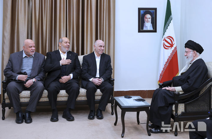 [테헤란=AP/뉴시스] 아야톨라 알리 하메네이 이란 최고지도자(오른쪽)가 8일(현지 시간) 테헤란에서 하마스 고위 간부 3명을 만나 지속적인 지지를 밝혔다. 하메네이가 하마스 고위 인사들과 담소를 나는 모습. 2025.02.09 