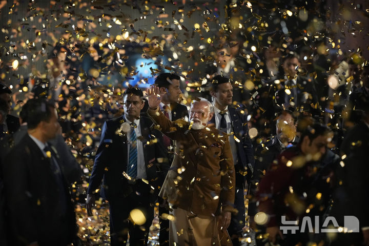 [AP/뉴시스] 인도 나렌드라 모디 총리의 힌두 국수주의 BJP가 8일 수도 포함한&nbsp; 뉴델리주 지방선거에서 27년 만에 승리했다. 뉴델리 당 본부에 모디 총리가 도착하자 바라티야 자나타당 지지자들이 축하 색종이를 뿌려대고 있다.