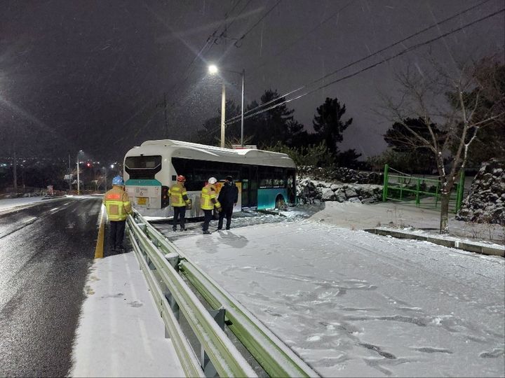 [제주=뉴시스] 지난 7일 오후 9시54분께 서귀포시 동홍동에서 공영버스가 눈길에 미끄러졌다는 신고가 접수됐다. (사진=제주도소방안전본부 제공) 2025.02.08. photo@newsis.com *재판매 및 DB 금지