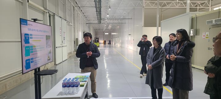 [세종=뉴시스]박수진 농림축산식품부 기획조정실장은 지난 6일 오후 경북 상주시 청년농촌보금자리를 방문해 시설을 점검하고 입주 청년들과 소통하는 시간을 가졌다. (사진=농식품부 제공) *재판매 및 DB 금지
